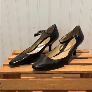 Lauren Ralph Lauren Black Leather Mary Jane Heels Size 5